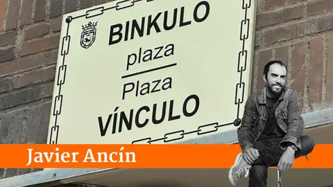 Placa de la plaza del Vïnculo recién cambiada por el Ayuntamiento de Pamplona anteponiendo el euskera al castellano.