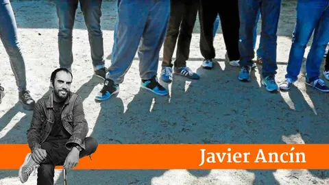 Un grupo de menores extranjeros no acompañados (menas) en un parque EFE