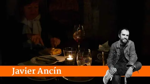Una persona comiendo a la luz de las velas tras el apagón. IÑIGO ALZUGARAY