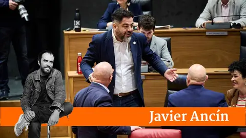 Ramón Alzórriz del PSN junto al consejero de Economía y Hacienda José Luis Arasti y de Educación Carlos Gimeno minutos antes del comienzo del pleno del Parlamento. PABLO LASAOSA