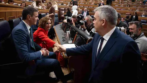 El presidente del Gobierno, Pedro Sánchez y la vicepresidenta primera y ministra de Hacienda, Marí­a Jesús Montero, que saluda al secretario de Organización del PSOE, Santos Cerdán, durante una sesión plenaria en el Congreso de los Diputados. EDUARDO PARRA / EUROPA PRESS