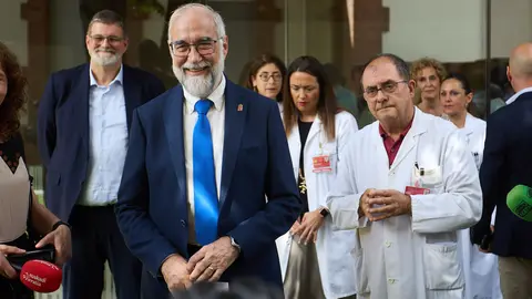 El consejero de Salud, Fernando Domínguez, junto al gerente del Servicio Navarro de Salud-Osasunbidea, Alfredo Martínez, y la gerente del Hospital Universitario de Navarra, Estrella Petrina, visitan el nuevo módulo de hospitalización psiquiátrica infantojuvenil 'María Zandio'. IÑIGO ALZUGARAY