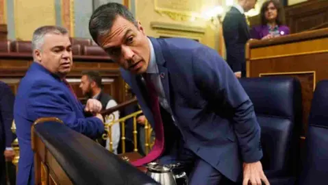 Pedro S&aacute;nchez se sienta en su esca&ntilde;o del Congreso de los Diputados ante Santos Cerd&aacute;n. OK DIARIO