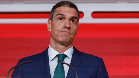 El presidente del Gobierno, Pedro Sánchez en rueda de prensa tras las reunión de la Ejecutiva Federal del PSOE, este lunes en la sede de Ferraz. EFE/ Javier Lizon