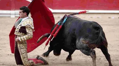 FOTOS | Una cogida y una estocada valen una puerta grande