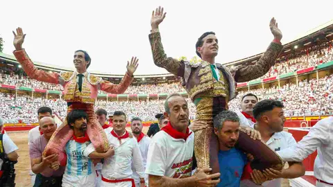Dos puertas grandes de muy distinto color en San Fermín