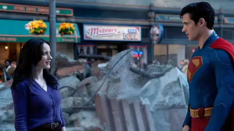 Rachel Brosnahan y David Corensweat con Lois Lane y Clark Kent.