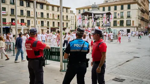 Lanzamiento del cohete de las fiestas de Santa Ana 2025 a cargo de los responsables de Protecci&oacute;n Civil de Tudela. PABLO LASAOSA