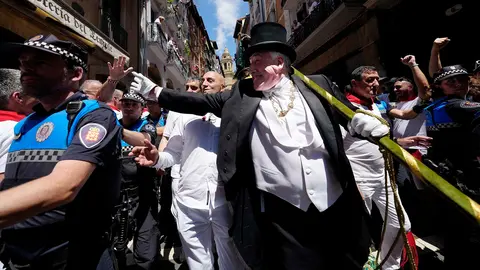 El alcalde de Pamplona Joseba Asiron saluda a un grupo de ciudadanos al termino de la procesión en honor a San Fermín . EFE/ Ainhoa Tejerina