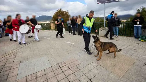 Agentes de la Policía Municipal de Pamplona durante la celebración de una Carapa Universitaria en una imagen de archivo. IÑIGO ALZUGARAY