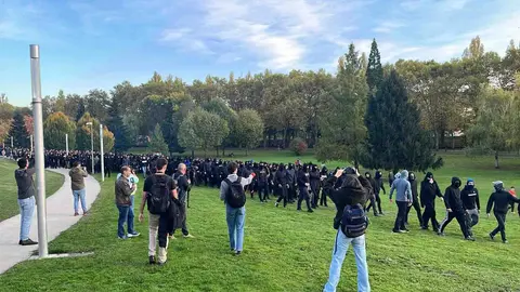 Hordas de encapuchados abertzales toman en el Campus de la Universidad de Navarra. PABLO LASAOSA
