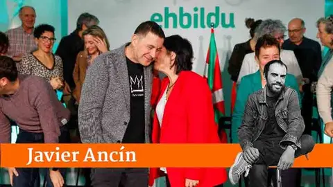 El secretario general de EH Bildu, Arnaldo Otegi (c-i) junto a la portavoz del Parlamento de Navarra, Laura Aznal (c-d) entre otros, participan en un acto pol&iacute;tico organizado por EH Bildu en el D&iacute;a de Navarra y en el D&iacute;a del Euskera. EFE/ Villar Lopez