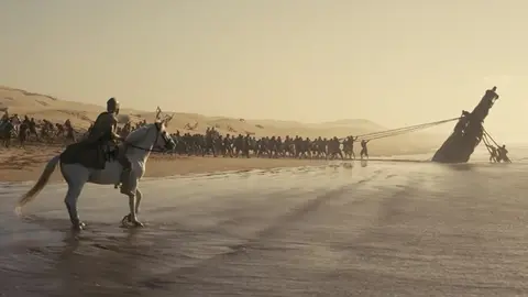 Los troyanos encuentran un caballo de madera en su playa en la película de 2026, La Odisea.