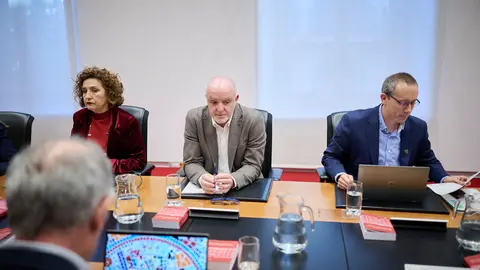Yolanda Ib&aacute;&ntilde;ez, Javier Esparza de UPN junto a Mikel Zabaleta de EH Bildu minutos antes de comenzar la Mesa y Junta de Portavoces. PABLO LASAOSA