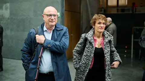 Carlos Gimeno, consejero de Educaci&oacute;n, junto a Mar&iacute;a Chivite, presidenta del Gobierno de Navarra, durante el Pleno del Parlamento de Navarra. PABLO LASAOSA