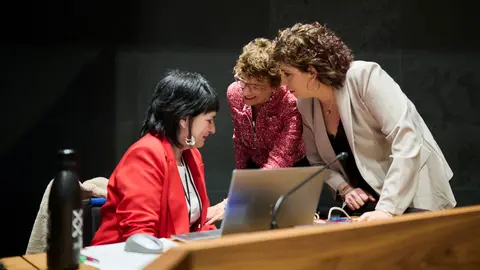 La presidenta del Gobierno de Navarra, Mar&iacute;a Chivite, junto a Ainhoa Unzu, del PSN, habla con Laura Aznal, de EH Bildu, durante el Pleno del Parlamento de Navarra. PABLO LASAOSA