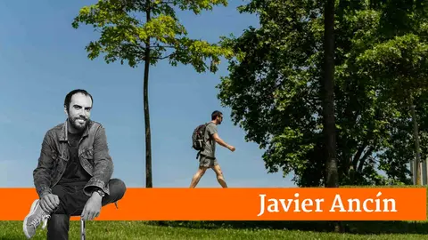 Un hombre pasea por la Vuelta del Castillo. IÑIGO ALZUGARAY