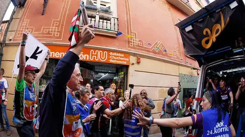 Joseba Asiron porta el testigo de la Korrika este domingo en Pamplona. EFE/ Jes&uacute;s Diges