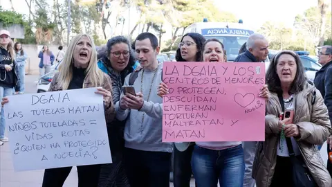 Concentraci&oacute;n ante el hospital de Sant Pere de Ribes (Barcelona), por la eutanasia de Noelia Castillo. EFE