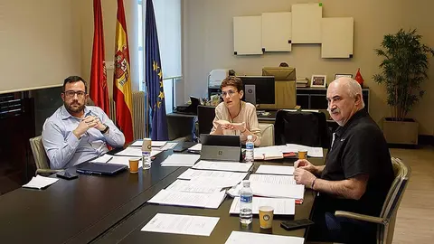 La presidenta Mar&iacute;a Chivite, con los dos vicepresidentes, Javier Rem&iacute;rez y Jos&eacute; Mar&iacute;a Aierdi en la legislatura en la que Servinabar abon&oacute; el dinero al equipo de Lecumberri. GOBIERNO DE NAVARRA