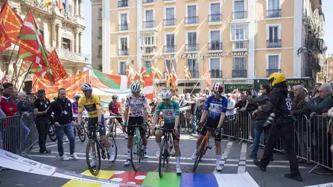Imagen, difundida por Ayuntamiento de Pamplona, de la Vuelta al Pa&iacute;s Vasco en la Plaza Consistorial de la capital navarra. AYUNTAMIENTO DE PAMPLONA