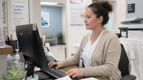 Imagen generada con Inteligencia Artificial de una administrativa en un centro de salud. CHAT GPT