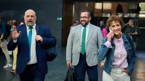 Jos&eacute; Luis Arasti, consejero de Econom&iacute;a y Hacienda, junto a Javier Rem&iacute;rez, vicepresidente del Gobierno de Navarra, y Mar&iacute;a Chivite, presidenta del Gobierno de Navarra, durante el Pleno del Parlamento. PABLO LASAOSA