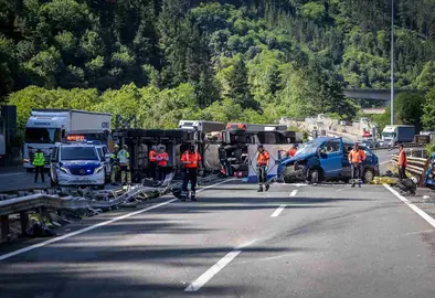 Los cinco ocupantes de una furgoneta, miembros de la Polic&iacute;a Foral, han fallecido este mi&eacute;rcoles en un accidente en la autopista AP-8, en Elgoibar (Gipuzkoa). EFE/Javier Etxezarreta