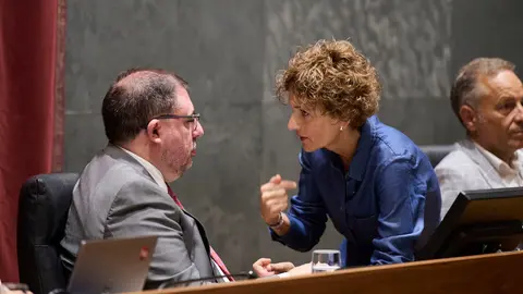 Mar&iacute;a Chivite, presidenta del Gobierno de Navarra, junto a Unai Hualde, presidente del Parlamento de Navarra, durante el Pleno del Parlamento de Navarra. PABLO LASAOSA
