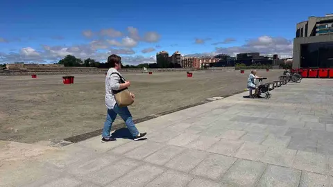 Explanada sobre la estaci&oacute;n de autobuses de Pamplona llena de tierra y polvo a las puertas de San Ferm&iacute;n. NAVARRA.COM