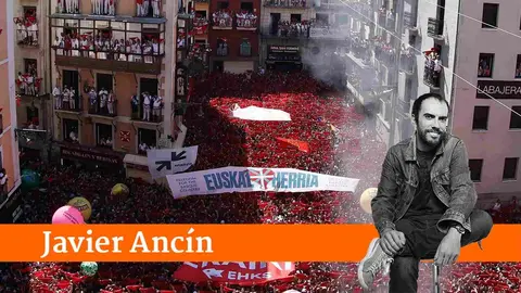 Pancartas proetarras en el Chupinazo de San Ferm&iacute;n. EFE