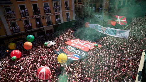 Miles de personas disfrutan del Chupinazo de San Ferm&iacute;n 2026. PABLO LASAOSA