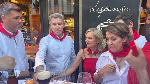 Alberto N&uacute;&ntilde;ez Feij&oacute;o, en la Olla junto a Javier Garc&iacute;a, Cristina Ibarrola y Yolanda Barcina. IGNACIO MURILLO