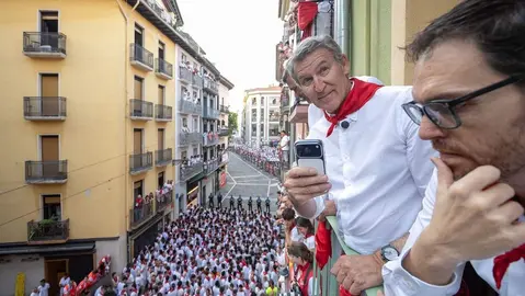 El presidente del PP, Alberto N&uacute;&ntilde;ez Feij&oacute;o, asiste al Baile de la Alpargata, acompa&ntilde;ado por el presidente del PPN, Javier Garc&iacute;a y donde ha conversado con la presidenta de UPN, Cristina Ibarrola, y el portavoz parlamentario, Javier Esparza. CEDIDA