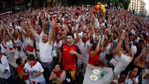 Aficionados celebran este martes el primer gol del combinado espa&ntilde;ol en el centro de Pamplona donde se han concentrado para ver el partido de semifinales del Mundial 2026 entre Francia y Espa&ntilde;a. EFE/Jes&uacute;s Diges.
