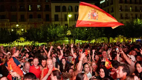 Seguimiento de la final del Mundial de f&uacute;tbol entre Espa&ntilde;a y Argentina en las pantallas gigantes instaladas en la Plaza del Castillo de Pamplona. I&Ntilde;IGO ALZUGARAY