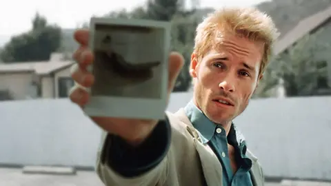 Guy Pearce en la segunda película de Christopher Nolan, Memento (2000).