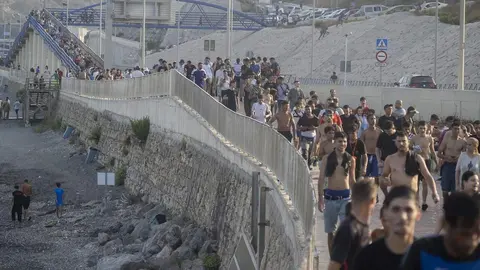 Cientos de migrantes celebran haber traspasado la frontera entre Ceuta y Marruecos. EUROPA PRESS