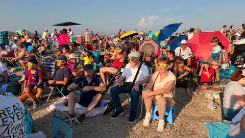 Cientos de personas disfrutan del eclipse en Lerin. PABLO LASAOSA