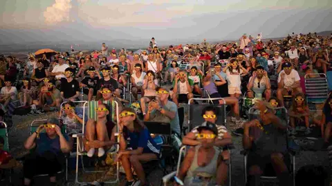 Centenares de personas siguiendo el eclipse desde Ler&iacute;n. PABLO LASAOSA