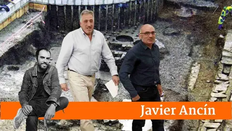 Joseba Asiron y Joxe Abaurrea sobre una foto de las ruinas de la Plaza del Castillo.