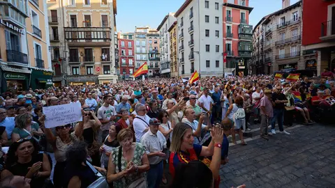Concentraci&oacute;n "en defensa de Ceuta y la integridad nacional" en la Plaza del Ayuntamiento de Pamplona. NAVARRA.COM