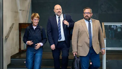 Mar&iacute;a Chivite, presidenta del Gobierno de Navarra; Jos&eacute; Luis Arasti, consejero de Econom&iacute;a y Hacienda; y Javier Rem&iacute;rez, vicepresidente primero y consejero de Presidencia e Igualdad, durante el pleno del Parlamento de Navarra. PABLO LASAOSA