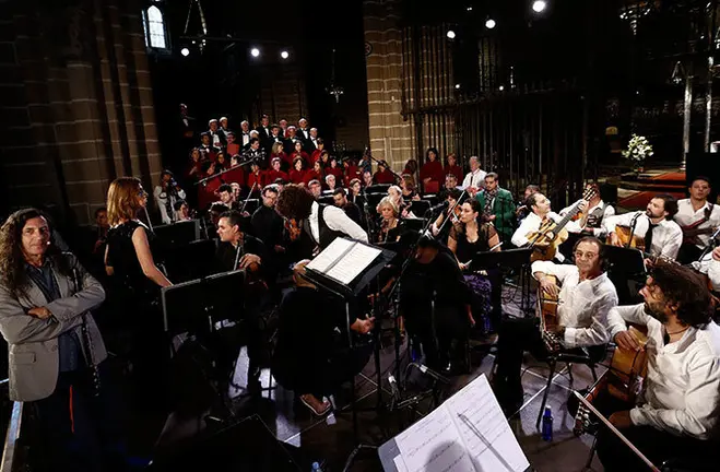 El músico español de jazz y flamenco Jorge Pardo (i), y el guitarrista Pepe Habichuela durante la Misa Sinfónica Flamenca en la catedral de Pamplona. EFE/Jesús Diges