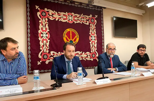 El consejero de Salud, Fernando Domínguez, en un curso en la UPNA.