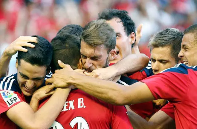 Los jugadores de Osasuna celebran el gol ante el Mirandés. La Liga.