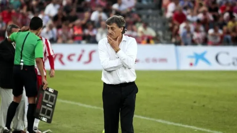 Enrique Martín, pensativo tras el primer gol del Almería.