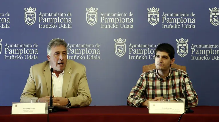 GRA075. PAMPLONA, 28/08/2015.- El alcalde de Pamplona, Joseba Asiron (i), y el concejal Aritz Romeo (d), presentan en rueda de prensa el programa de actos organizados por el Consistorio para conmemorar el 592 aniversario del Privilegio de la Unión. EFE/Jesús Diges