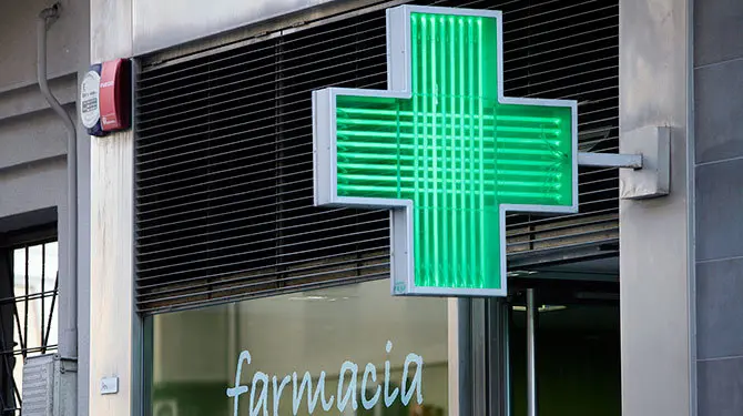 Imagen de la fachada de una farmacia.