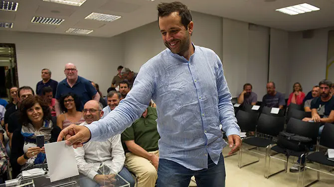 Aritz Ayesa vota antes de ser elegido presidente de la Mancomunidad. EFE.